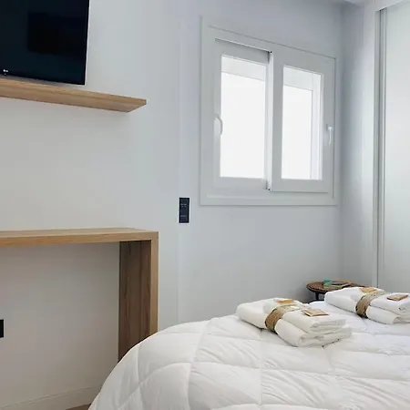 Atico Con Gran Terraza En El Centro A 50 Metros De La Playa * フエンヒロラ