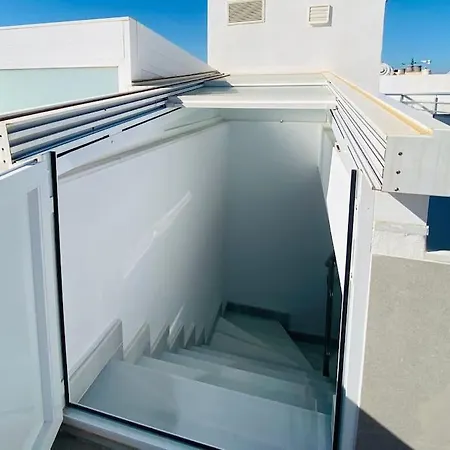 Atico Con Gran Terraza En El Centro A 50 Metros De La Playa アパート